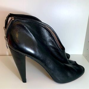 SEXY leather black ankle booties!! 🖤 Size 10B/40